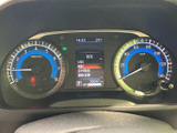 左右のメーターと中央のディスプレイで、運転に関わる情報を確認しやすい配置です。時刻や外気温なども表示され、走行中に必要な情報を把握できます。