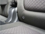 ◆ISOFIX◆シートベルトいらずでチャイルドシートと固定金具を連結するだけでガッチリ固定できます。