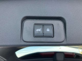 オートバックドア】両手がふさがっていても、片足を振り入れるだけでドアが開閉できます!