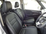 運転席シートになります。目立つ様な汚れやヘタリ等は御座いません。
