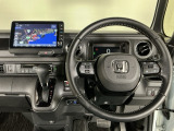【ハンドル】運転にかかわる様々な操作を安全に行えるように視点移動が少なく操作性に配慮されたスイッチ類が凝縮されたコックピットです。