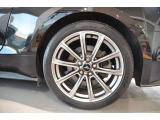 フロント&リアタイヤサイズは255/40R19となります。アルミホイールは4本とも良好な状態で御座います。