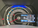 速度や燃料残量などの情報をメーター内に表示し、運転に必要な情報を確認しやすい構成です。表示がまとまっているため、日々の運転時にも役立ちます。