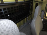 シート後部に荷物を置くスペースが有ります。