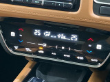【オートエアコン】一度お好みの温度に設定すれば、車内の温度を検知し風量や温度を自動で調整。暑い&hellip;寒い&hellip;と何度もスイッチ操作をする必要はありません。快適な車内空間には必須の機能ですね♪