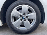 BMWならではの卓越した走りを支えるホイールと足回りです!日本車の走りに慣れている方にもぜひ体感して頂きたいほど、高いレベルでまとまっています!純正16インチアルミホイール。