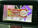 停車時には画面でテレビや映像を視聴でき、待ち時間など車内で過ごすひとときに活用できます。見やすい位置に画面があり、操作メニューも手元で確認できます。