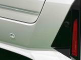 車の四隅にセンサーを施し死角になりやすい左右前後方向の障害物を感知することで、縦列駐車や車庫入れをサポートするコーナーセンサーが付いてます