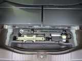 【車載工具】パンクなどのもしもの時に役立つ車載工具があります。ジャッキなどが装備されています。