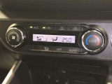 オートエアコンです。運転席から操作しやすいよう、使用頻度の高いスイッチを運転席側にレイアウトしています。