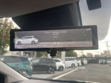 インテリジェントルームミラーは、大きな荷物や後席に背の高い人が乗車した時などでも関係なく後方の確認が出来て安心ですまた、夜間の後続車のライトも眩しさが軽減されます。