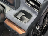 運転席の手の届きやすい位置にドリンクホルダーがある為、とても便利です!