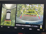 車両周辺を上から見た映像と後方の映像を同時に確認でき、駐車時の周囲確認をサポートします。ガイド表示も備わり、狭い場所での切り返しや駐車位置の確認に役立つ便利な装備です。