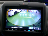 バックカメラの画像です。ガイドラインがスムースな車庫入れをサポートいたします。車庫入れの安心感がアップしますね。