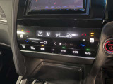 車内の温度を快適に維持するオートエアコンを装備しています。
