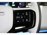 アダプティブクルーズコントロールなどの運転支援システムを直感的に操作できる右側スイッチ。高速道路などでの快適なロングドライブをスマートにサポートします。