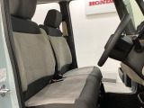 座面も厚みがあり背もたれも高く、広い足元にゆったり座れるシートです。運転席と助手席の間が空いている為、助手席側への移動がスムーズです。交通量の多い道でも助手席側から乗り降りができます。