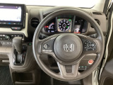 【ハンドル】運転にかかわる様々な操作を安全に行えるように視点移動が少なく操作性に配慮されたスイッチ類が凝縮されたコックピットです。