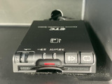 ボタンやつまみを備えた車載機器が手の届く位置に設置されています。各部の表示を確認しながら必要な操作を行える構成で、車内で使う機器をまとめて扱いたい方にも便利です。