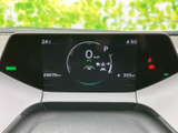 中央の表示部に速度やシフト位置、時刻などがまとまり、運転に必要な情報を確認しやすいレイアウトです。視線の移動を抑えながら、表示を把握できます。