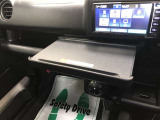 車内での仕事や食事の際に便利なインパネテーブル!A4サイズのノートパソコンやお弁当などが置けます。最大重量10kgのものまで置くことができます。