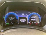 速度や走行に関する情報がディスプレイにまとまり、運転席から確認しやすい配置です。表示項目が整理されているため、走行中に必要な情報を把握しやすく、日々の運転をサポートします。