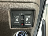 【両側パワースライドドア】両側がパワースライドドアになっており、運転席のスイッチやスマートキーでも開閉が可能です!開口部も広いので乗り降りも楽々♪
