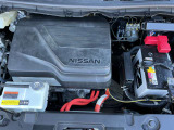 電気自動車ですのでモータールームです。ヘッドカバーのように見えるのはインバーターユニットです。起動用の12Vバッテリーを備えています。