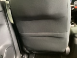 【シートバックポケット】すぐ手に取りたいアイテムをスマートにしまっておけます。限られた空間を有効に活用でき、長距離のドライブでも車内を清潔感のある落ち着いた状態に保ってくれる実用的な機能です。
