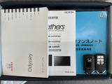 スマートキーは鍵をバッグに入れたままでもドアロックの開閉やエンジンのON・OFFができます。夜間や雨の日も鍵を探さなくて良いので便利です。