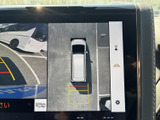 後方映像に加え、車両を上から見た周囲の表示も確認できます。駐車時に車両と周辺の位置関係を把握しやすく、画面内のガイド線も目安となり、慎重な駐車をサポートします。