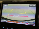後方の見える安心をお届けするバックガイドモニター付:バックするときのアシストラインもあって楽々バック!車庫入れや縦列駐車をサポートし、苦手な駐車も安心です!今やもう手放せない装備ですネ♪