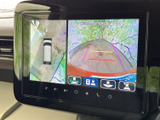 後方の映像に加えて車両周辺を確認する表示や案内線があり、駐車時の位置合わせをサポートします。周囲を画面で確かめながら後退でき、駐車場での操作にも便利です。