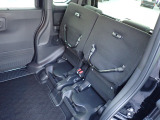 ◆チップアップ&ダイブダウン機構付【ULTR SEAT】は後席座面を左右分割で跳ね上げることができます。トランクで積載できない背の高い荷物をラクラク収納できます。ホンダ車ならではの人気装備です。