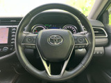 ステアリングの左右にスイッチがまとまり、運転姿勢を大きく変えずに各種機能を扱えます。メーター類も前方に見渡せる配置で、運転中の確認や操作をサポートします。