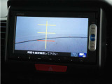 サイドのカメラでは、ドライバーの視点からはピラーの陰になる部分や下側など、どうしても見ることができない死角をカバーします。
