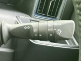 レバーには操作内容を示すマークが配置され、必要な表示を目で確認しやすい仕様です。手元で扱えるため、運転中の視線移動を抑えながら使える装備として日常の運転を支えます。