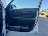 運転席ドアの内張です!使用感が少なくきれいな状態です!ドリンクホルダーや収納も備わっています!