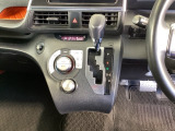 足元スッキリ、インパネシフトです。パーキングブレーキはフットブレーキタイプなので、運転席と助手席の間がスッキリしています。