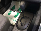 ゲート式シフトレバーを採用し、従来の感覚で自然と操作が可能です。ハイブリッド車だからといって、難しい操作は必要ありません!