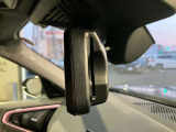 ETC内臓 自動防眩ルームミラー :後続車のライトが反射しても眩しくないように、ミラーの反射率を自動的に調整します。