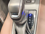 操作しやすいATシフトです。シフトチェンジを気にしなくてよいので運転だけに集中できますね。自然と手に届くところにある、手になじむ形状のシフトノブがいいですね。