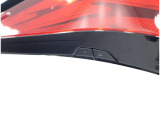パワーバックドアの開閉スイッチを車両側面両側に配置。車両の横に立って操作できることで、後ずさりすることなくドア開度を確認しながら、任意の位置で安全に停止させることができます。