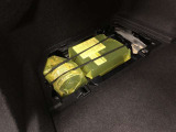 【パンク修理キット】補修材が入ったボトルとコンプレッサーがセットになっています。※ジャッキ・レンチ等の工具は非搭載となります。