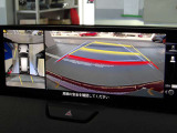 360&deg;ビューモニターでは、両サイドとフロント、バックカメラの合成で、あたかも上空から見下ろした様に周囲を確認して頂けます。駐車場だけでなく、T字路等でも活躍のアイテムです!