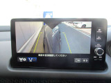 マルチビューカメラで車の周囲を映像で確認できます。駐車場や見通しの悪い交差点などナビ画面に映し出します。