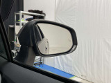 後続車が接近するのを知らせてくれるBSM(ブラインドスポットモニター)。接近するとドアミラー部の警告灯が光ってくれるので、万が一の追突も防げそうですね♪上級装備です。