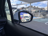 BSW(後側方車両検知警報)ブザーとともに、ブレーキを制御することで車両をもとの車線内に戻すような力を短時間発生させ、車両との接触を回避するようドライバーのステアリング操作をアシストします。