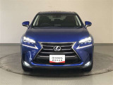 スポーツギアとしてアグレッシブな印象を強調するフロントフェイス!スピンドルグリルの周りに、つなぎ目の無いサテンメッキモールを採用。SUVとしての力強い塊感を表現しています!