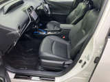 助手席から運転席まで見渡しやすく、前方の視界もすっきりとしています。シートや足元は落ち着いた色調でまとめられ、乗り込んだ際に穏やかな雰囲気を感じていただけます。
